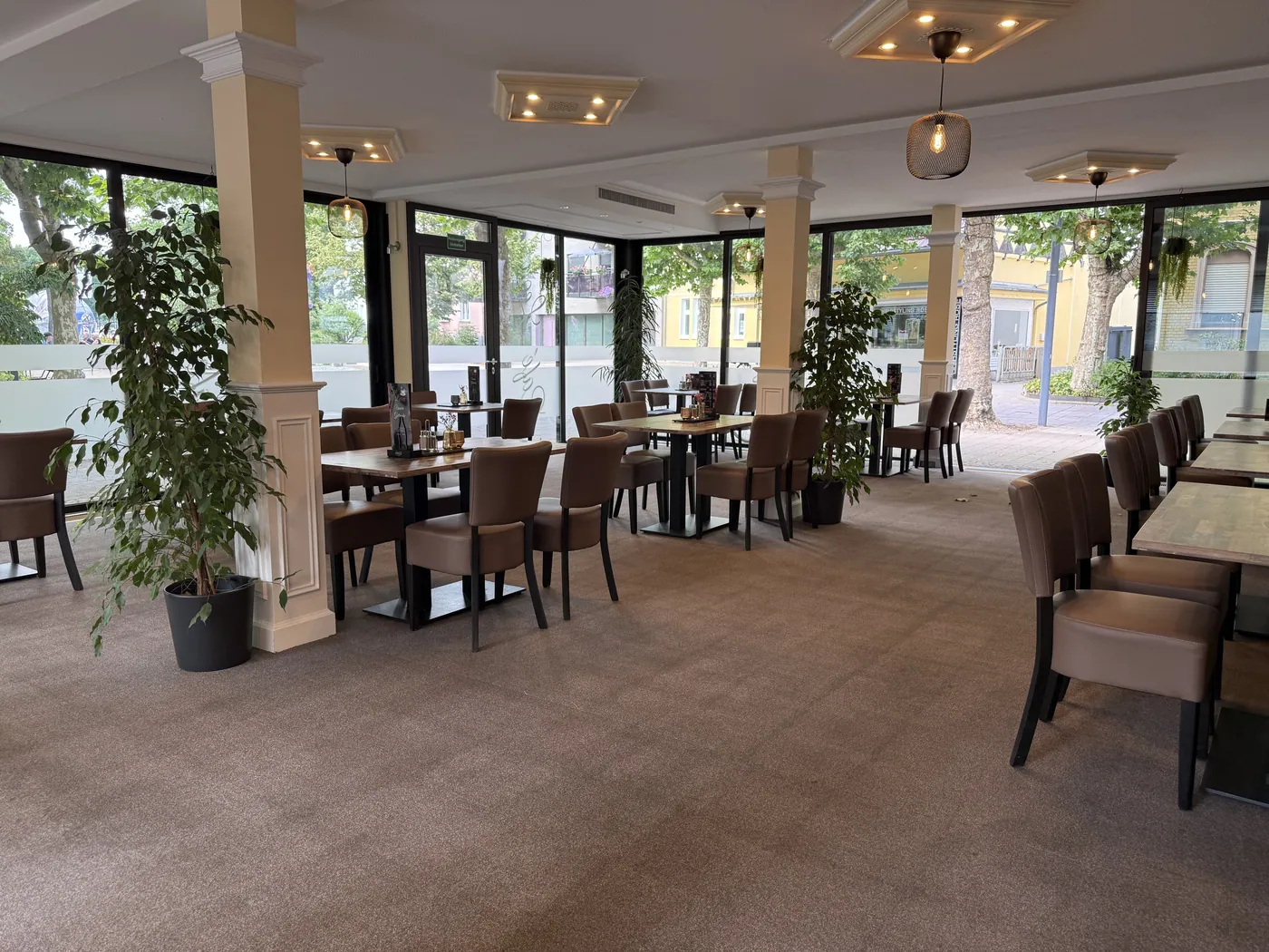 Räume und Terrasse des Café Leon